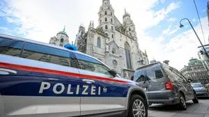 ABD0026_20231224 - WIEN - ÖSTERREICH: ZU APA0165 VOM 23.12.2023 - Nach Hinweisen auf einen möglichen Anschlagsplan einer islamistischen Gruppe in Wien wurden am Sonntag, 24. Dezember 2023, die Sicherheitsmaßnahmen u.a. rund um den Stephansdom verstärkt. - FOTO: APA/MAX SLOVENCIK
