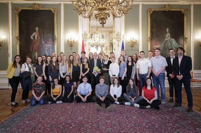 Gruppenbild der Brucker Schulklassen in der Präsidentschaftskanzlei.