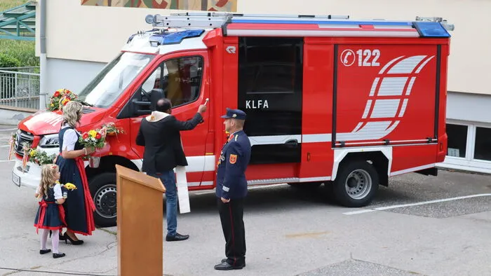 Provisor Bhasker Reddimasu segnete das neue Einsatzfahrzeug der FF Ettendorf mit Unterstützung der Fahrzeugpatin Viktoria Zellnig.