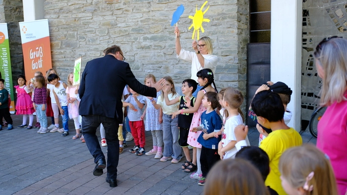 Die Darbietung des städtischen Kindergartens Heilige Familie freute den Bischof sichtlich