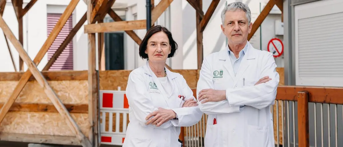 Leiter der Grazer Kinderklinik vor der Container-Landschaft im Eingangsbereich: Barbara Plecko und Ernst Eber 