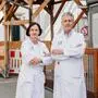 Leiter der Grazer Kinderklinik vor der Container-Landschaft im Eingangsbereich: Barbara Plecko und Ernst Eber 