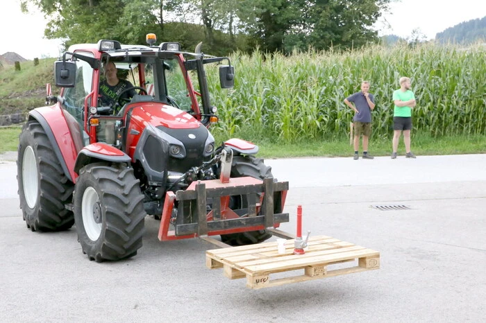 Und so sah man bei der Auftaktveranstaltung „Traktor-Geschicklichkeitsfahren“ nicht nur männliche Teilnehmer. 