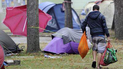 In Traiskirchen müssen Hunderte im Zelt und noch immer viele Asylwerber im Freien schlafen