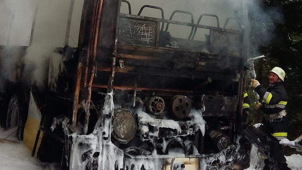 Der Reisebus brannte völlig aus
