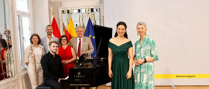 Organisatorische Leiterin Gabriele Fenkart, künstlerischer Leiter Johannes Fleischmann, Pianist Laurynas Kanevičius, Althofens Vizebürgermeisterin Doris Hofstätter und Bürgermeister Walter Zemrosser, Sopranistin Natalia Pacheco Guerrero und Landeshauptfrau-Stellvertreterin Gaby Schaunig