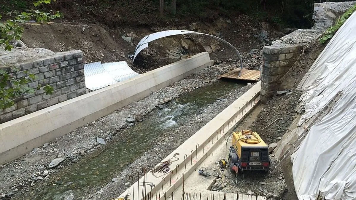 Ein Stahlwellrohr-Durchlass ersetzt in St. Lambrecht die nicht mehr tragfähige Betonbrücke