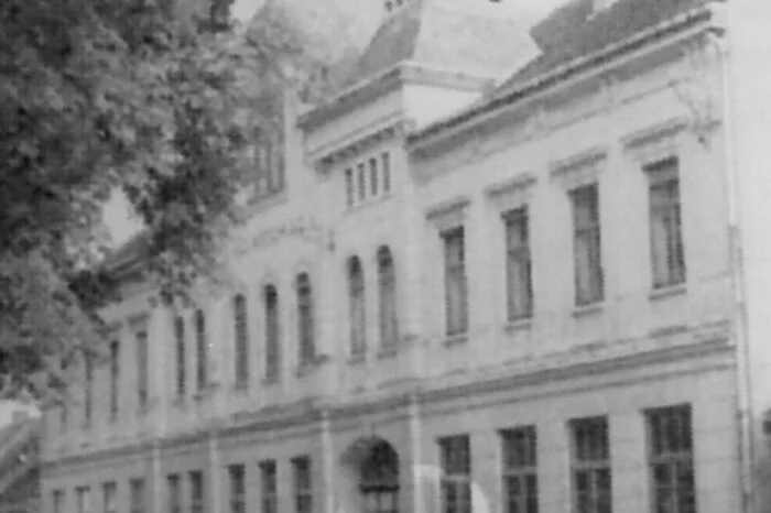 Das Schulgebäude: die ehemalige Volksschule (heute steht auf diesem Areal die Bezirkshauptmannschaft)