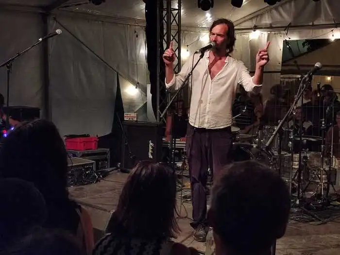 Festivalvater Herwig „Fuzzman“ Zamernik bei einer seiner Durchsagen