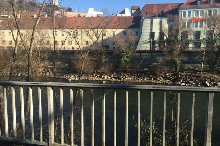 Wie es zu dem Unfall gekommen ist, stand am Samstag noch nicht fest.