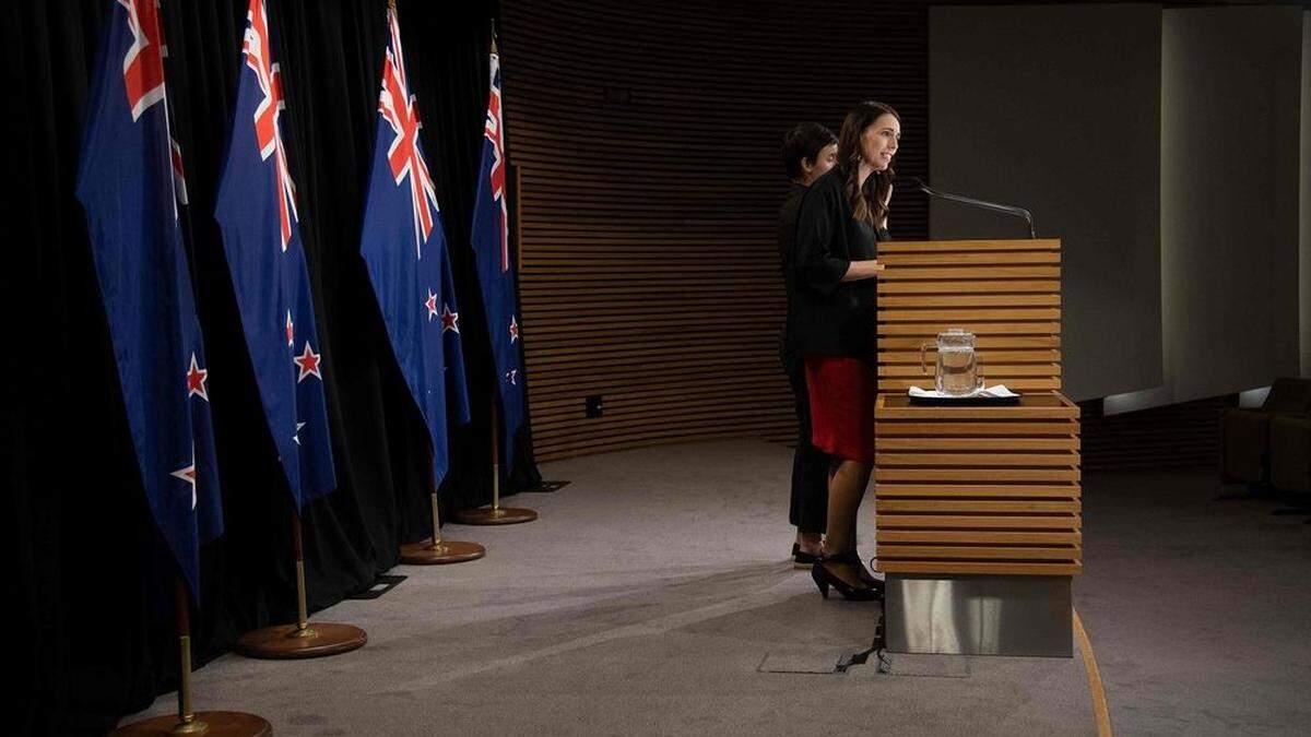 Im Parlamentsgebäude in der Hauptstadt Wellington, in dem sich auch der Amtssitz der Regierung befindet, unterbrach Premierministerin Jacinda Ardern für die Schweigeminute eine Kabinettssitzung