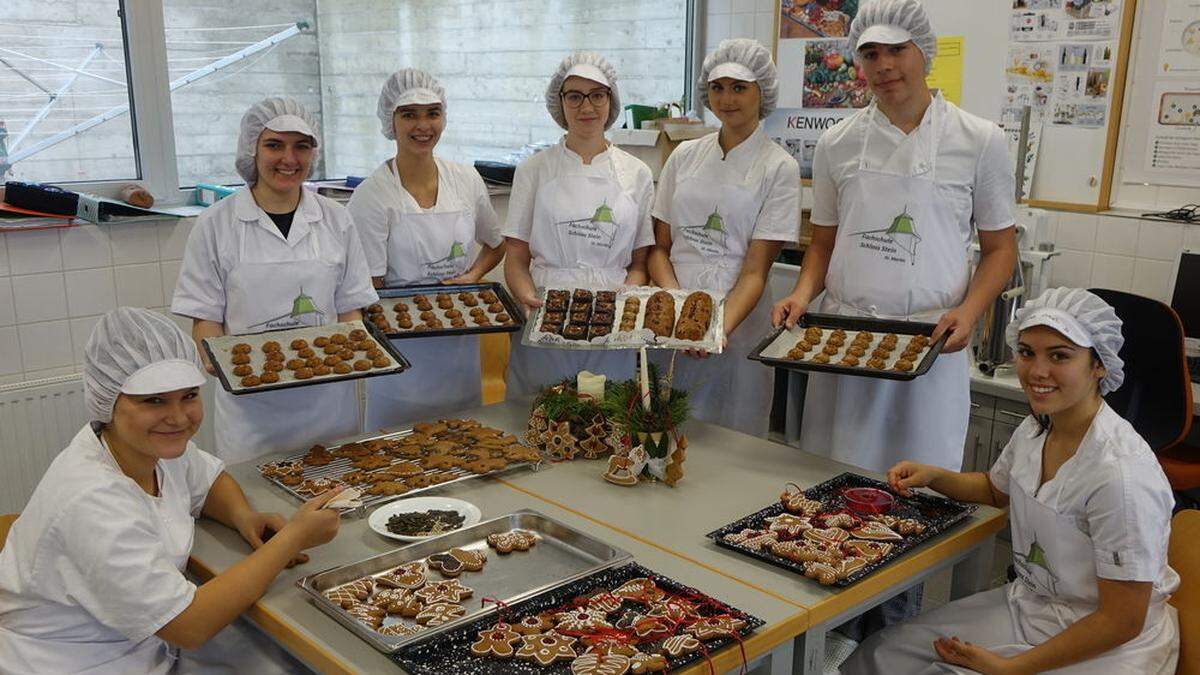 Insgesamt 130 Schüler der Fachschule Schloss Stein backen für Steirer in Not Kekse