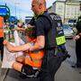 Die deutsche Polizei greift gegen Klimakleber durch (Symbolbild)