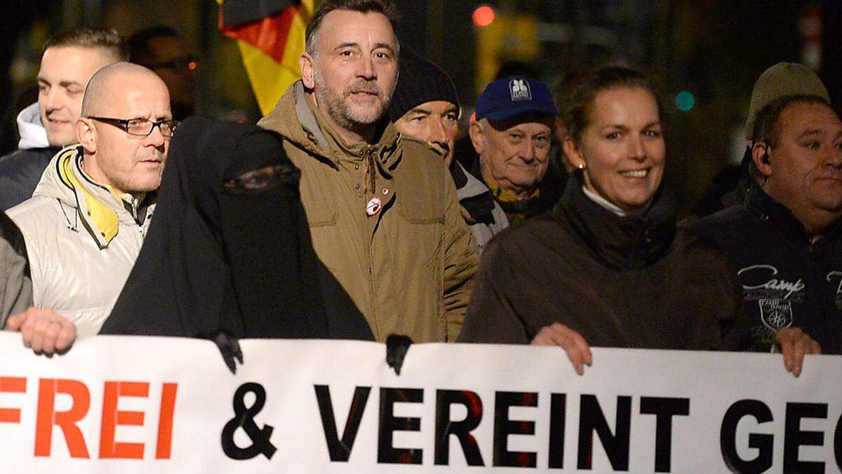 Bachmann (Mitte), bei Pegida-Demo mit Burka-Trägerin