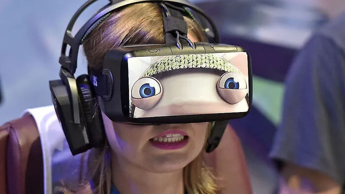 Gamescom-Besucherin mit "virtueller" Brille