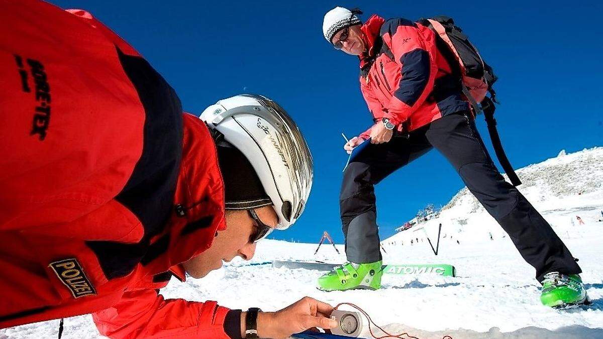 Alpinpolizisten bei der Unfallerhebung. Auch in diesem Winter gibt es wieder viel zu tun