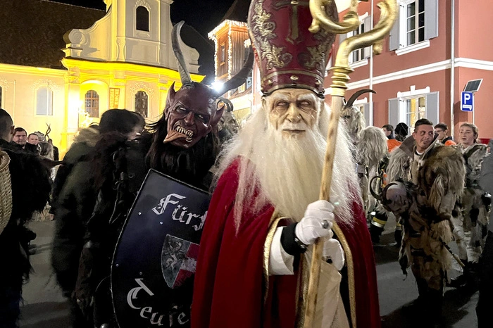 Mehr als 350 Perchten und Krampusse in 31 höllischen Gruppen garantierten gruseliges Staunen vom Augustinerplatz bis zum Stadt-Zug-Platz.