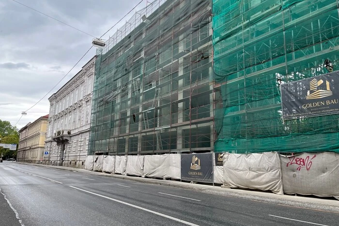 Die Fassade zur Elisabethstraße ist derzeit noch eingerüstet und verhüllt.