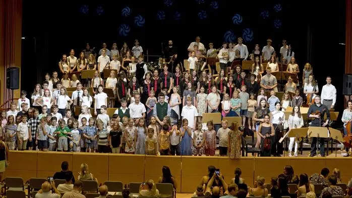 Rund 550 Schülerinnen und Schüler wirkten an dem einstündigen Programm mit, das von klassischen Kompositionen bis zu zeitgenössischer Musik reichte.
