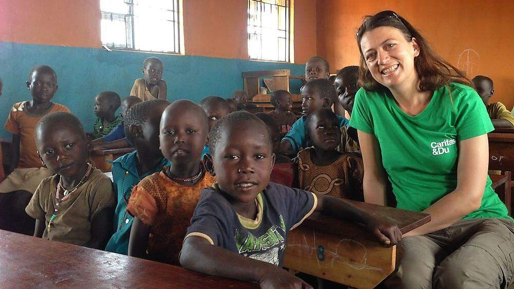 Zumindest einmal im Jahr reist Alexandra Blattnig nach Afrika, um sich ein Bild von den Hilfsprojekten der Caritas zu machen 	