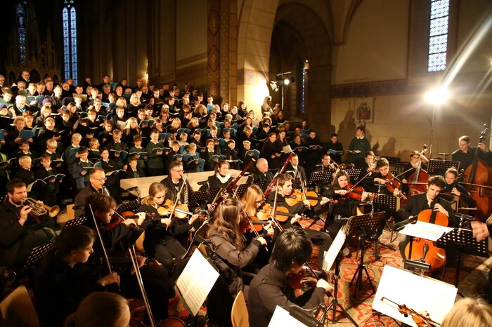 Mitgewirkt haben: Chor der Herz-Jesu-Kirche Graz, Chor des Kulturforums Friesach, Grazer Kapellknaben, Chorgemeinschaft „cantART“ sowie das Orchester „Capella Calliope“. 