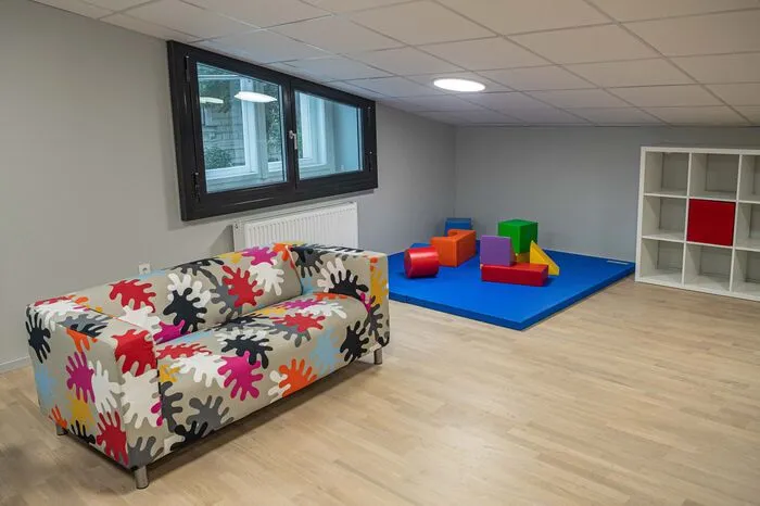 Unter dem Alumni-Saal gibt es auch einen Raum für die Kinderbetreuung. Ein Elternteil lernt oben, der andere - oder Kollegen - passen unten aufs Kind auf