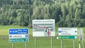 Nicht für alle logisch: Die Beschilderung bzw. der Einordnungsstreifen sorgt für Verwirrung 