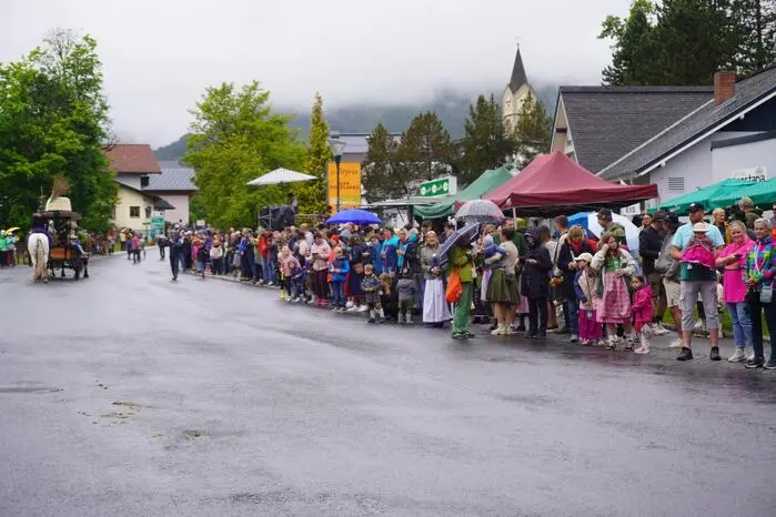 Zahlreiche Besucher und Besucherinnen trotzten dem Wetter.