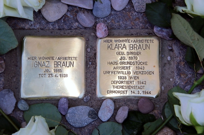 Die beiden Gedenksteine für Ignaz und Klara Braun wurden am Hauptplatz vor dem Haus Nummer 9 in Köflach verlegt.