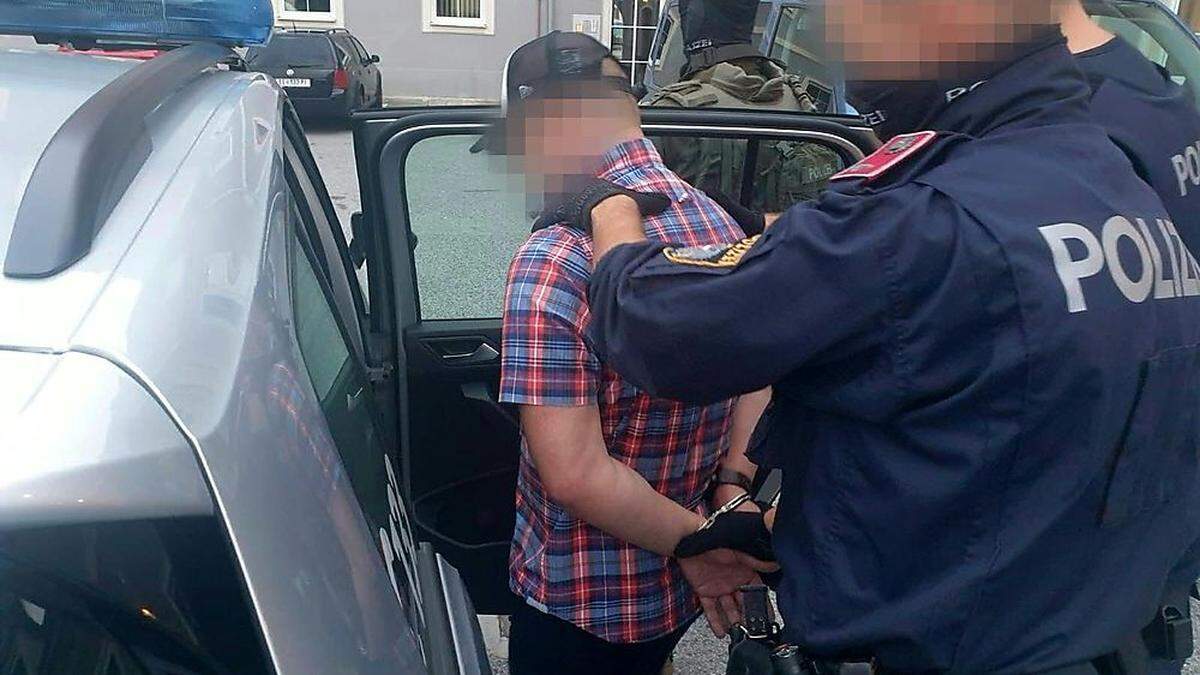 Obwohl das Objekt der Bewachung verhaftet wurde, ist die Polizei noch immer vor Ort