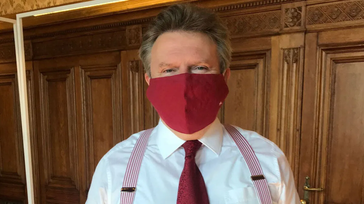 Michael Ludwig mit Mundschutz in seinem Büro im Rathaus in Wien