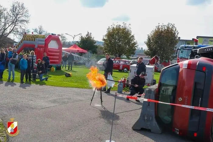 Die gute Zusammenarbeit mit anderen Einsatzorganisationen wurde diesmal gemeinsam mit der Polizeiinspektion Söding
und dem Team der Asfinag zur Schau gestellt. Die Gäste erfuhren, was sich in einem Polizei-Einsatzfahrzeug verbirgt, wie bei einem Einsatz vorgegangen werden darf oder – am Beispiel der Autobahnmeisterei –, welche Maßnahmen bei etwaigem Stau oder Unfall von der Einsatzeinheit getroffen werden. 