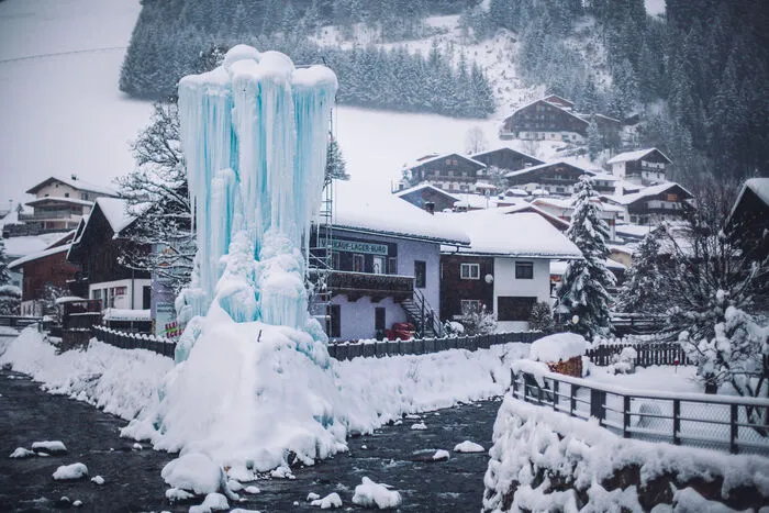So sieht der Eisberg im Ortskern von Außervillgraten bei Tag aus.