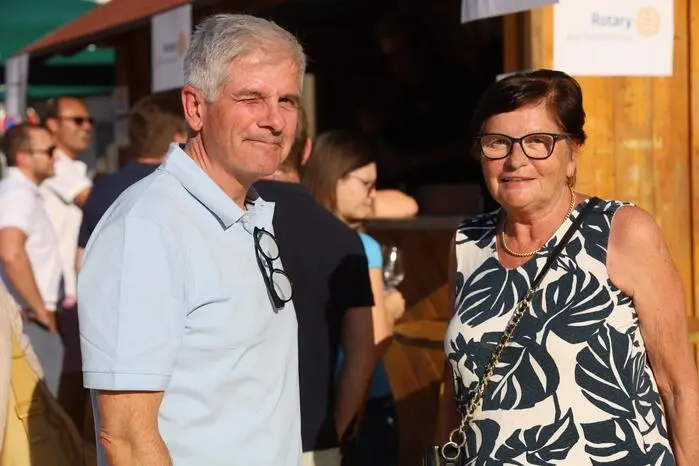 Empfangen wurden die Fahrer auf ihren so genannten „heißen Öfen“ vom Rotary-Club: „Wir haben 5000 Euro für einen guten Zweck zur Verfügung gestellt, die von den Harley-Fahrern zur Unterstützung von Muskelkranken eingesetzt werden“, sagten Christian Korn (links im Bild) und Klaus Domittner vom Rotary Club Bad Radkersburg