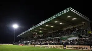 ABD0130_20240403 - LEOBEN - ÖSTERREICH: Eine Ansicht der Haupttribüne während des Halbfinal-Spiels im Uniqa ÖFB Cup zwischen DSV Leoben GGMT Revolution und SK Rapid am Mittwoch, 03. April 2024, in der Monte Schlacko Arena in Leoben. - FOTO: APA/ERWIN SCHERIAU