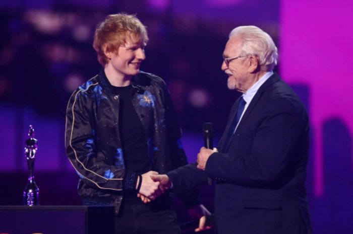 Vielleicht reichte es für Ed Sheeran deswegen nur für den Songwriter-Preis. Den bekam er aber immerhin von "Succession"-Star Brian Cox überreicht.