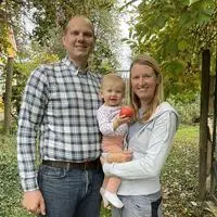 Apfelbäuerin Anna-Maria Prem und Rainer Kogler leben mit ihrer einjährigen Tochter Valerie und den Eltern von Prem auf ihrem Bio-Obsthof in Kaindorf