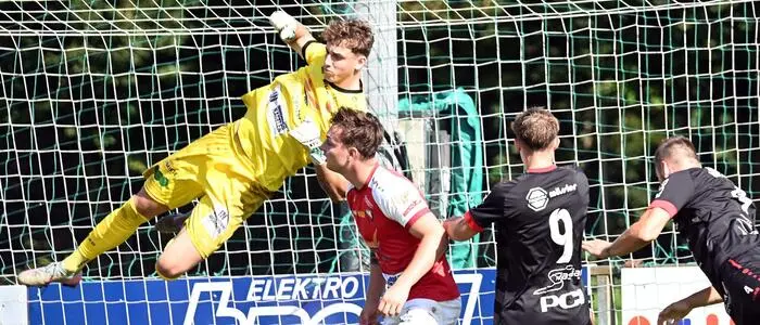 Nötsch-Keeper Philipp Kranzlmayer gegen Rothenthurns Dejan Djurdjevic