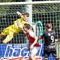 Nötsch-Keeper Philipp Kranzlmayer gegen Rothenthurns Dejan Djurdjevic