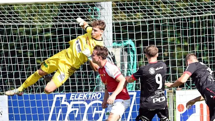 Nötsch-Keeper Philipp Kranzlmayer gegen Rothenthurns Dejan Djurdjevic