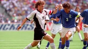 Toni Polster, hier bei der WM 1998 im Duell mit Italien-Legende Paolo Maldini 