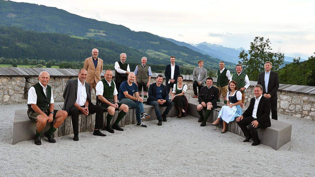 Die Gesprächsteilnehmer im Hof von Schloss Trautenfels