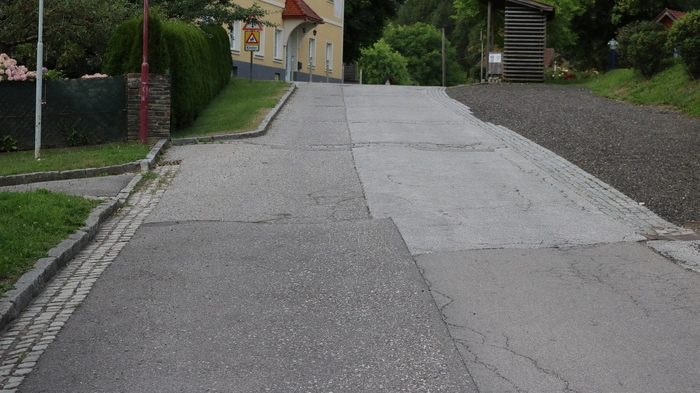 Zu sehen ist eine Straße, die 