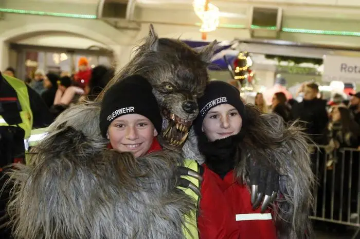 Veranstaltet wurde der große Krampuslauf vom Perchtenverein „Fürsten Teufel“ und dem Stadtmarketing-Team mit Barbara Wagner und Markus Jahn.