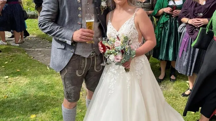 Vor elf Jahren lernten sich Jasmin Steiner und Patrick Rinder kennen. Während sie sechs Jahre bei den Brauteltern gelebt haben, bauten sie sich ihr Eigenheim am elterlichen Bauernhof des Bräutigams.
