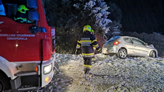 Auf der B 66 rutschte ein Auto von der Straße...