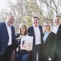 Von links: Stadtrat Erwin Baumann (FPÖ), Mieterin Melanie Kreuzberger, Bürgermeister Günther Albel (SPÖ), Landtagsabgeordnete Nicole Schojer (SPÖ), Vorstandsvorsitzender Helmut Kusternik