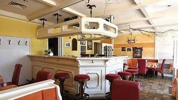 Pizzeria/Bistro/Bar/Cafe in Ferndorf, 117 Quadratmeter mit Platz für rund 30 Gäste. Eine voll ausgestattete Küche ist ebenso vorhanden wie eine Sonnenterrasse. Kontakt: Era Imed