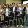 Krobath (Mitte) mit Schülern bei einer ersten Präsentation
