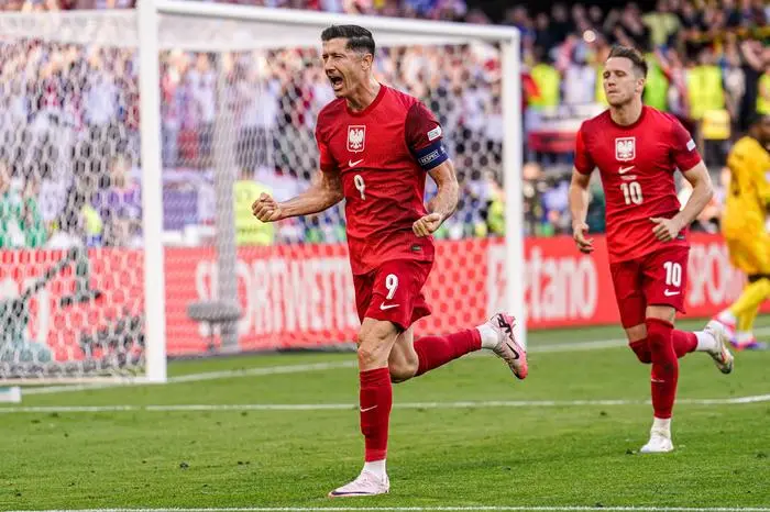 2024-06-25 France v Poland - Group D - UEFA EURO, EM, Europameisterschaft,Fussball 2024 DORTMUND, GERMANY - JUNE 25: Robert Lewandowski of Poland celebrates his teams first goal during the Group D - UEFA EURO 2024 match between France and Poland at BVB Stadion Dortmund on June 25, 2024 in Dortmund, Germany. Photo by Joris Verwijst/BSR Agency Dortmund Germany Content not available for redistribution in The Netherlands directly or indirectly through any third parties. Copyright: xBSRxAgencyx